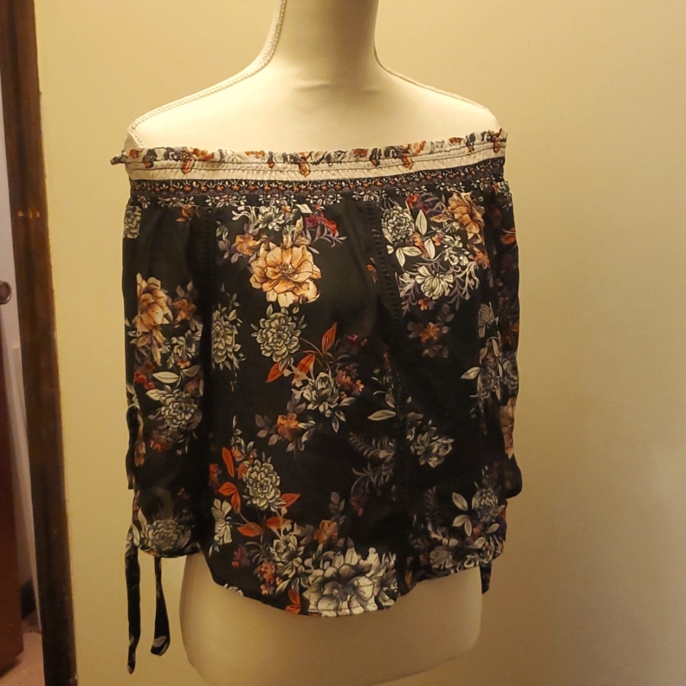 NWT Off shoulder Floral Top
